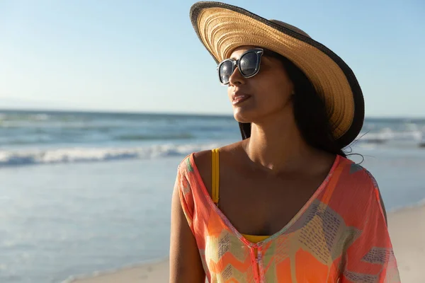 Porträt Einer Frau Mit Gemischter Rasse Strandurlaub Gesunde Freizeit Freien — Stockfoto