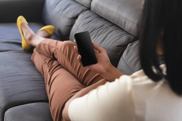 男女混合流動男は コピースペース画面と スマートフォンを使用してソファの上で自宅でリラックス 隔離されたまま家にいると — ストック写真