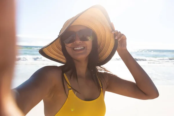 Sorridente Donna Razza Mista Vacanza Mare Prendendo Selfie Tempo Libero — Foto Stock