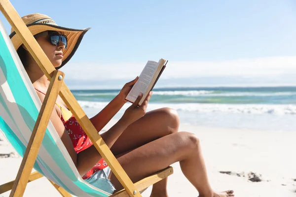 Mujer Raza Mixta Vacaciones Playa Sentado Tumbona Libro Lectura Tiempo — Foto de Stock