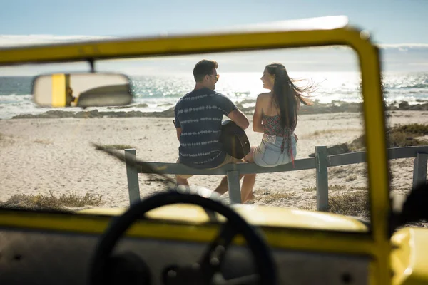 在海边的童车旁边 有一对快乐的高加索夫妇在弹吉他 暑假期间的海滩休息 — 图库照片