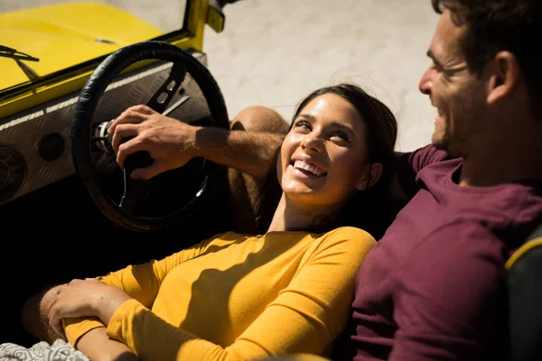 Feliz Pareja Caucásica Sentada Buggy Playa Junto Mar Relajante Vacaciones — Foto de Stock