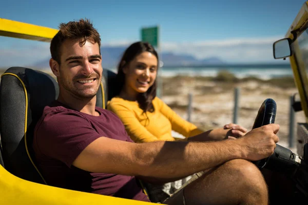 Retratos Casal Caucasiano Feliz Olhando Para Câmera Sentado Buggy Praia — Fotografia de Stock