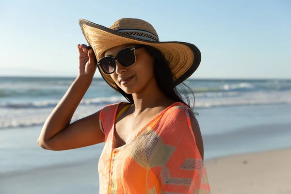 Plaj Tatilinde Gülümseyen Melez Kadın Portresi Sağlıklı Açık Hava Eğlence — Stok fotoğraf