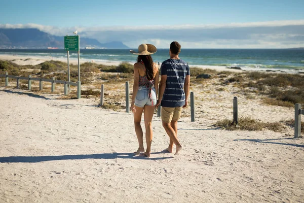白人のカップルのビーチでは 海の手を握って歩いてください 海による休暇の屋外レジャータイム — ストック写真