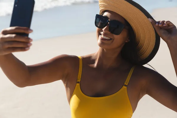 Sorrindo Mulher Raça Mista Férias Praia Tomando Selfie Lazer Livre — Fotografia de Stock