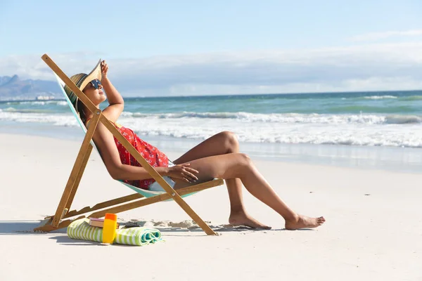 Gemengde Race Vrouw Strandvakantie Zittend Ligstoel Zonnebaden Gezonde Vrije Tijd — Stockfoto