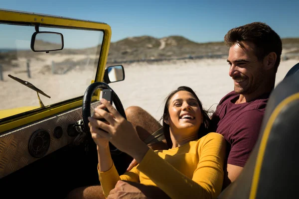 Kaukasisches Paar Liegt Mit Smartphone Auf Einem Strandbuggy Strandurlaub Sommerurlaub — Stockfoto