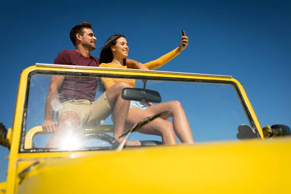 Feliz Pareja Caucásica Sentada Buggy Playa Tomando Selfie Vacaciones Verano — Foto de Stock