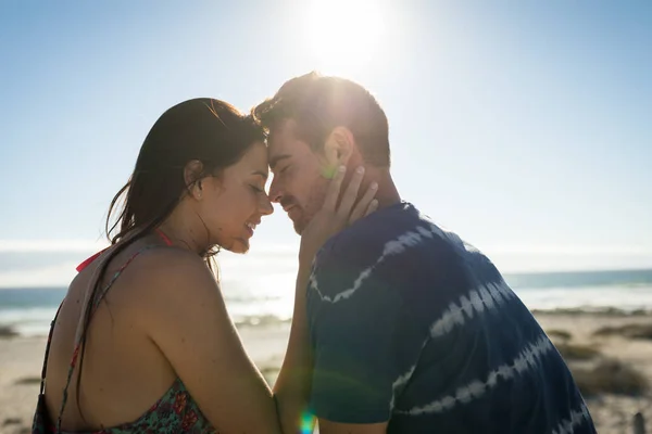 Felice Coppia Caucasica Sulla Spiaggia Toccare Fronte Amore Romanticismo Vacanze — Foto Stock