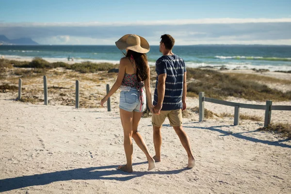 Blank Stel Loopt Het Strand Bij Zee Hand Hand Vakantie — Stockfoto