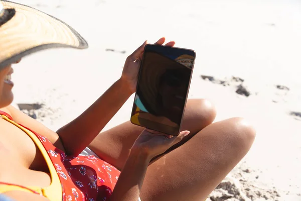 Mulher Raça Mista Férias Praia Usando Tablet Tempo Lazer Livre — Fotografia de Stock