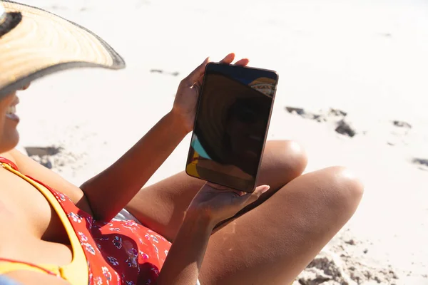 Donna Razza Mista Vacanza Mare Con Tablet Sano Tempo Libero — Foto Stock