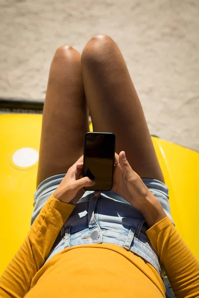 Střední Část Ženy Ležící Pláži Buggy Pomocí Smartphonu Pláž Přestávka — Stock fotografie