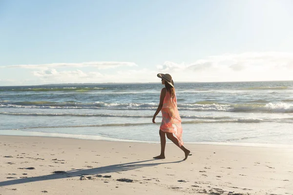 Glad Blandras Kvinna Stranden Semester Promenad Hälsosam Fritid Utomhus Vid — Stockfoto