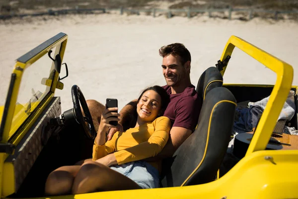 Feliz Pareja Caucásica Sentada Buggy Playa Relajante Vacaciones Verano Vacaciones — Foto de Stock