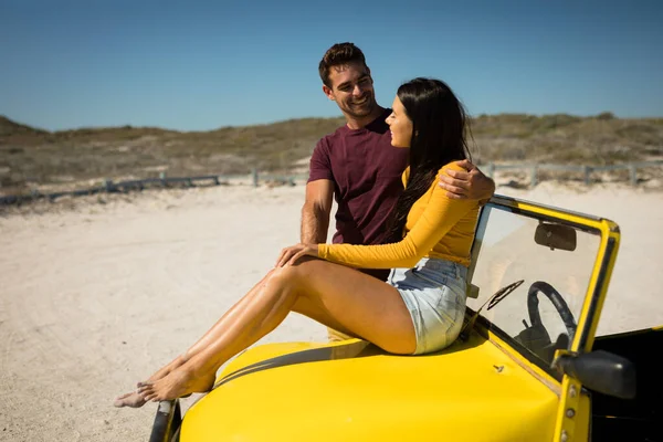 Feliz Pareja Caucásica Sonriendo Uno Otro Mujer Sentada Buggy Playa — Foto de Stock