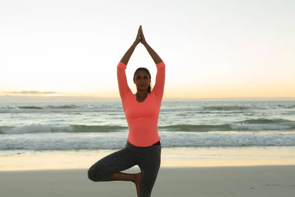 Mixed Race Frau Strand Praktiziert Yoga Während Des Sonnenuntergangs Gesunde — Stockfoto