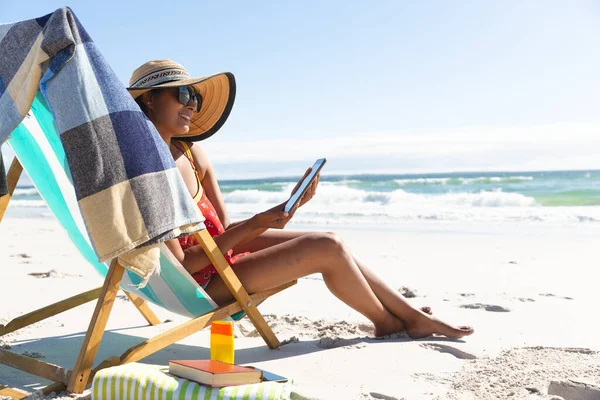 Gemengde Ras Lachende Vrouw Strandvakantie Zitten Een Ligstoel Met Behulp — Stockfoto