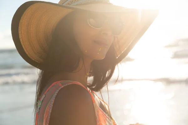 Retrato Mujer Raza Mixta Sonriente Vacaciones Playa Tiempo Ocio Aire —  Fotos de Stock