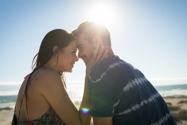 在海滩上 一对快乐的高加索夫妇在触摸额头 浪漫和海滩度假 — 图库照片
