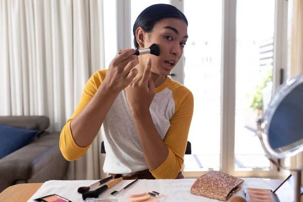 Raza Mixta Género Fluido Hombre Haciendo Maquillaje Vlog Poner Polvo — Foto de Stock