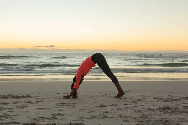 日落时分 在海滩上练习瑜伽的混血儿 海上健康的户外闲暇时间 — 图库照片
