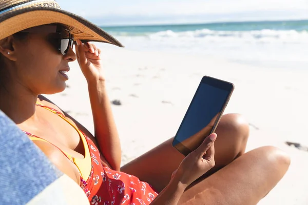 Mulher Raça Mista Férias Praia Sentado Cadeira Praia Usando Tablet — Fotografia de Stock