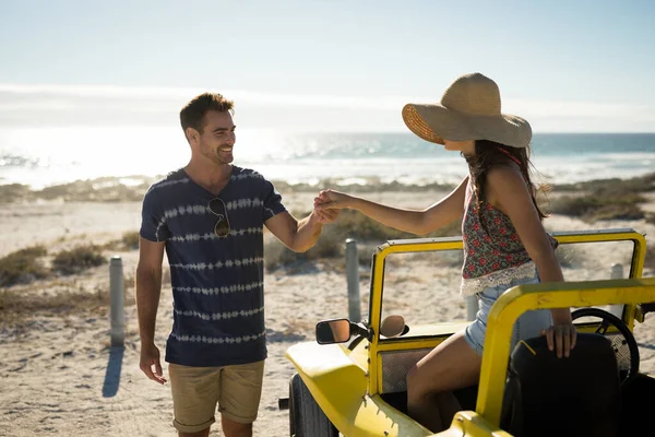 Kumsaldaki Mutlu Beyaz Çift Plaj Arabasından Çıkmak Için Yardım Ediyor — Stok fotoğraf