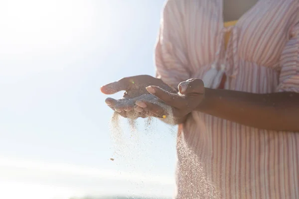 Смешанная Расовая Женщина Пляже Праздник Проливая Песок Отдых Открытом Воздухе — стоковое фото
