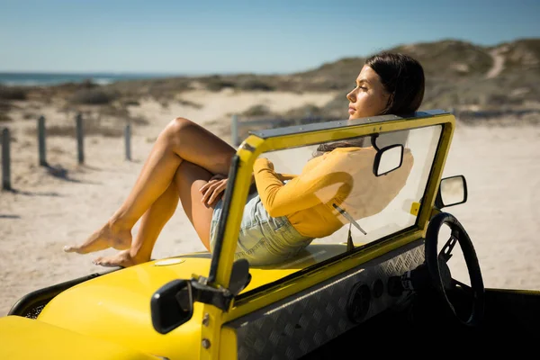Donna Caucasica Sdraiata Una Beach Buggy Guardando Verso Mare Vacanza — Foto Stock