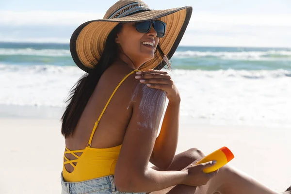 Sonriente Mujer Raza Mixta Vacaciones Playa Con Crema Protector Solar — Foto de Stock