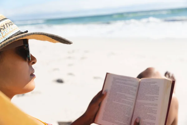 Mujer Raza Mixta Vacaciones Playa Con Gafas Sol Libro Lectura —  Fotos de Stock