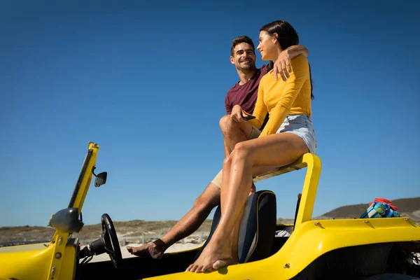 Szczęśliwa Kaukaska Para Siedząca Plażowym Buggy Rozmawiająca Wakacje Plaży Wycieczka — Zdjęcie stockowe