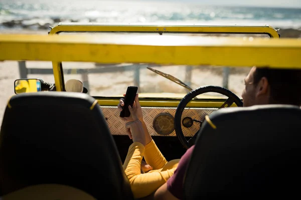 Casal Caucasiano Deitado Buggy Praia Beira Mar Usando Smartphone Pausa — Fotografia de Stock