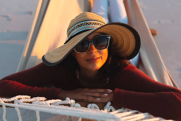 Portret Van Vrolijke Gemengde Ras Vrouw Strandvakantie Zoek Naar Camera — Stockfoto