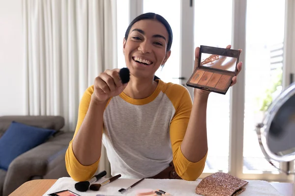 Raza Mixta Género Fluido Hombre Haciendo Vlog Celebración Maquillaje Polvo — Foto de Stock