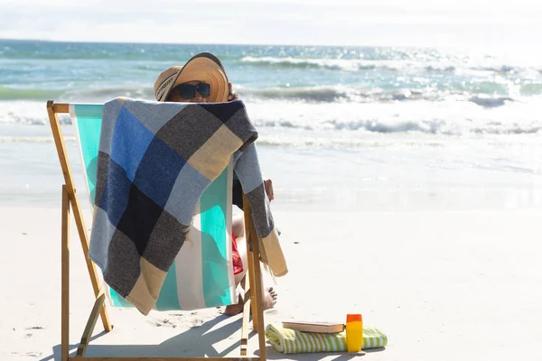 Mixed Race Frau Strandurlaub Sitzt Liegestuhl Und Entspannt Gesunde Freizeit — Stockfoto