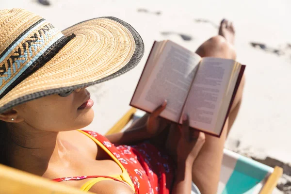 Gemengde Race Vrouw Strandvakantie Zitten Ligstoel Lezen Boek Gezonde Vrije — Stockfoto