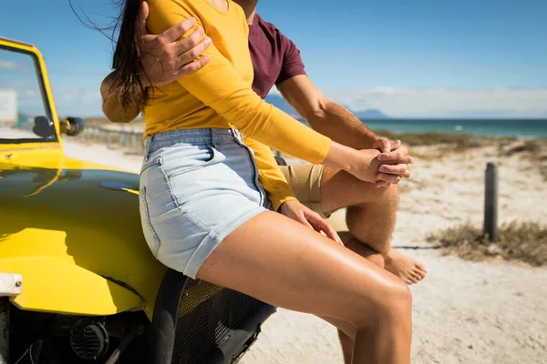 两对快乐的高加索夫妇坐在海滩上 手牵着手 坐在靠海的童车上 暑假期间的海滩休息 — 图库照片