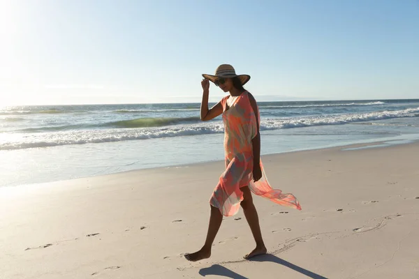 Feliz Mujer Raza Mixta Vacaciones Playa Pie Tiempo Ocio Aire —  Fotos de Stock