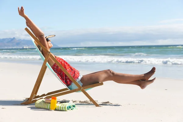 Blandad Ras Lycklig Kvinna Stranden Semester Sitter Solstol Stretching Hälsosam — Stockfoto