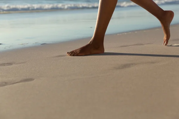 Низкая Часть Женщины Пляже Практикует Йогу Время Заката Здоровый Отдых — стоковое фото