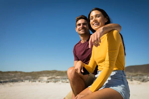 Glad Kaukasiska Par Stranden Omfamna Kvinna Som Håller Smartphone Semester — Stockfoto