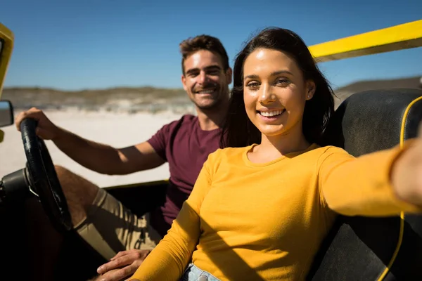 Pareja Caucásica Buggy Playa Tomando Selfie Vacaciones Verano Vacaciones Playa — Foto de Stock