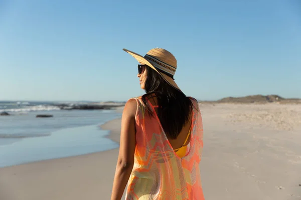 Heureuse Femme Métissée Vacances Plage Regardant Loin Loisirs Plein Air — Photo