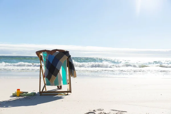 Женщины Смешанной Расы Пляжном Отдыхе Сидят Шезлонге Расслабляясь Здоровый Отдых — стоковое фото