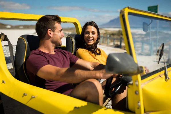 幸せな白人のカップルのビーチバギーの話に座っている 夏休みのロードトリップでビーチブレイク — ストック写真