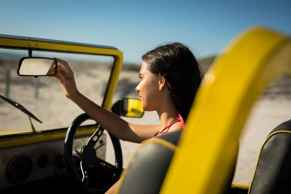 Mujer Caucásica Feliz Sentada Buggy Playa Mirándose Espejo Del Coche — Foto de Stock