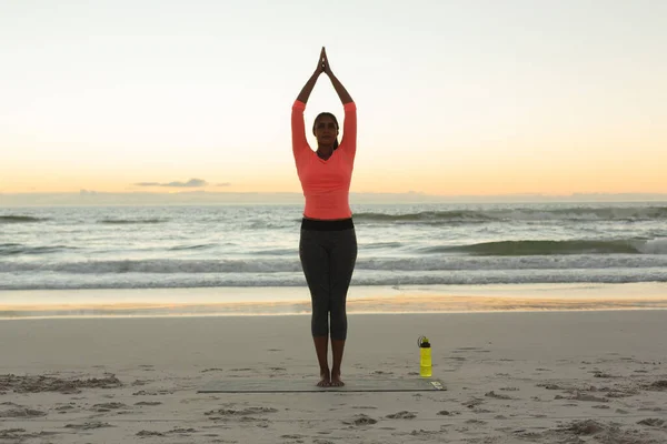 Mujer Raza Mixta Playa Practicando Yoga Atardecer Tiempo Ocio Aire —  Fotos de Stock
